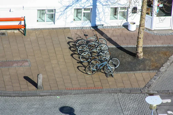 Blick von oben auf den Fahrradparkplatz im Zentrum von Reykjavik — Stockfoto