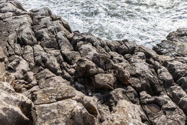 Όμορφα βράχια στον ωκεανό με συντριπτικά κύματα . — Φωτογραφία Αρχείου