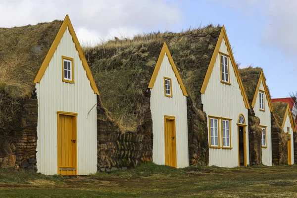 Casas de madera de color hechas de material natural con techo de hierba. Paisaje auténtico de Islandia — Foto de Stock