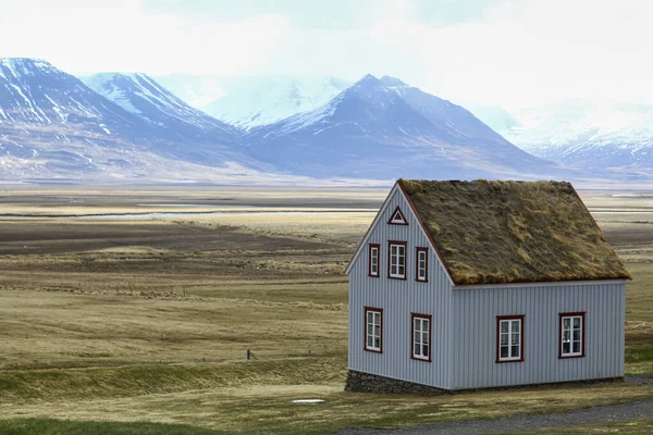 Casas rurales con un techo de hierba. El paisaje islandés — Foto de Stock