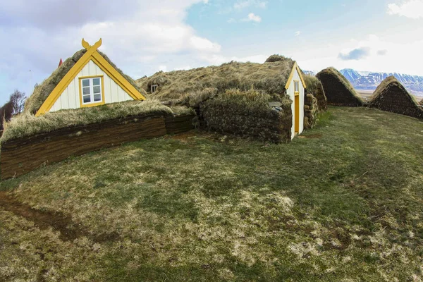 Сельские дома с крышей из травы. Исландский пейзаж — стоковое фото