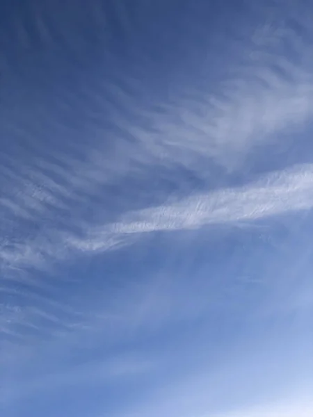 Vacker vit virvlande moln i klarblå himmel — Stockfoto