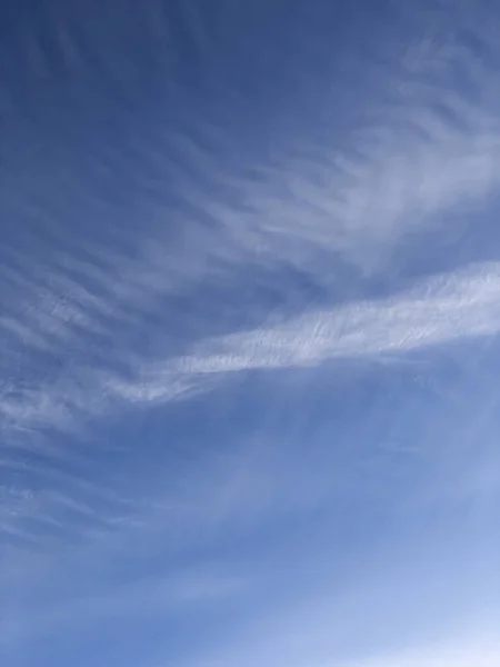 Beautiful white swirling cloud in the clear blue sky — Stock Photo, Image