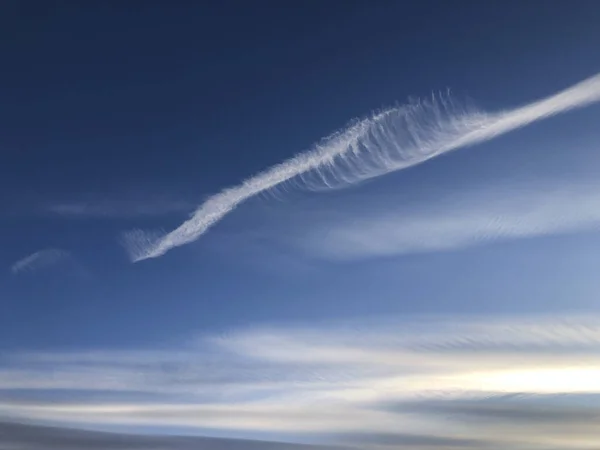 Arka planda tüy bulutları olan güzel mavi gökyüzü — Stok fotoğraf