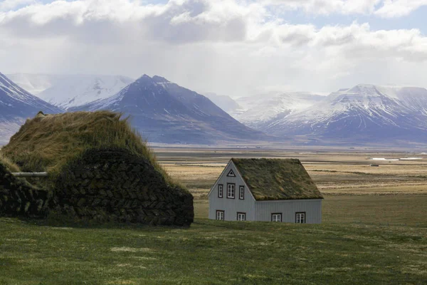 Casas rurales con un techo de hierba. El paisaje islandés — Foto de Stock