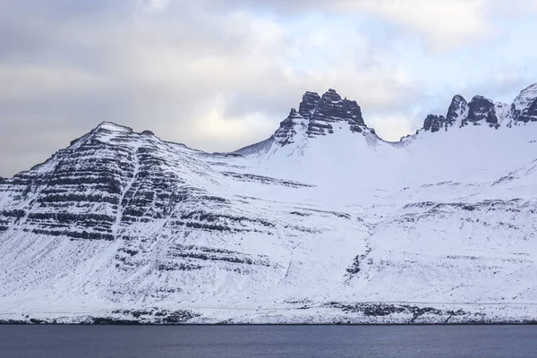 Besneeuwde majestueuze bergen nabij de oceaan. Het landschap van IJsland — Stockfoto