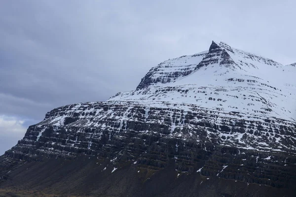 Prachtige besneeuwde bergen tegen de hemel in IJsland — Stockfoto