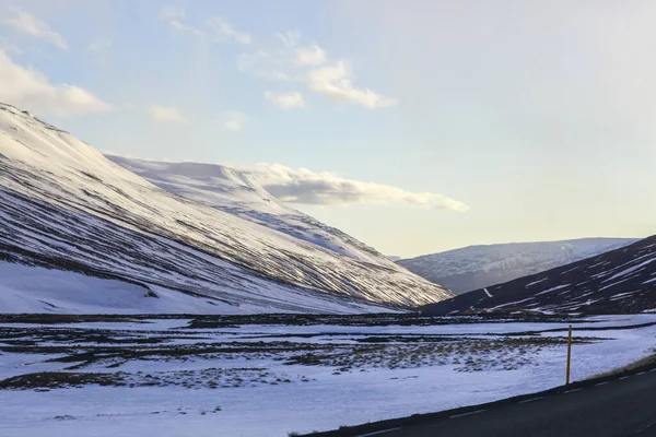 Красивые снежные шапки горы против неба в Исландии — стоковое фото