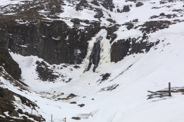 Karla kaplı bir dağ. Arka plan için İzlanda 'nın güzel manzarası