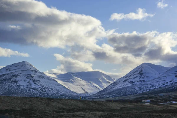 Nádherná krajina. Sněžné hory proti zamračené obloze — Stock fotografie