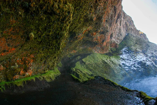 Caminho de montanha molhado e escorregadio ao longo do penhasco. Rastreamento de ameaças — Fotografia de Stock