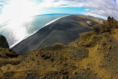 Okyanus manzarası ve İzlanda 'nın güney kıyısındaki kara kumdan oluşan kıyı şeridi.