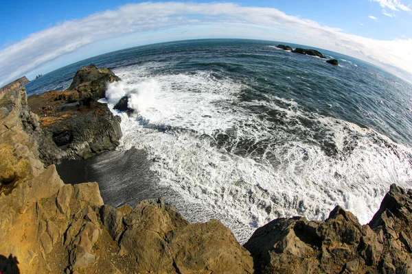 海岸波带着蓬松的白色泡沫。冰岛的冲浪运动 — 图库照片