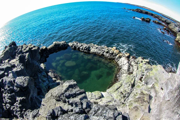 Η λίμνη λάβας στα βράχια βασάλτη κοντά στον ωκεανό στην Ισλανδία. — Φωτογραφία Αρχείου