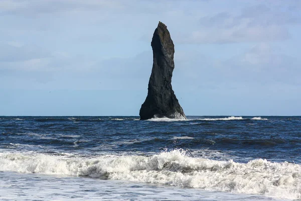 Basaltische rots ligt in de Atlantische Oceaan. Eindeloze karakter metafoor — Stockfoto