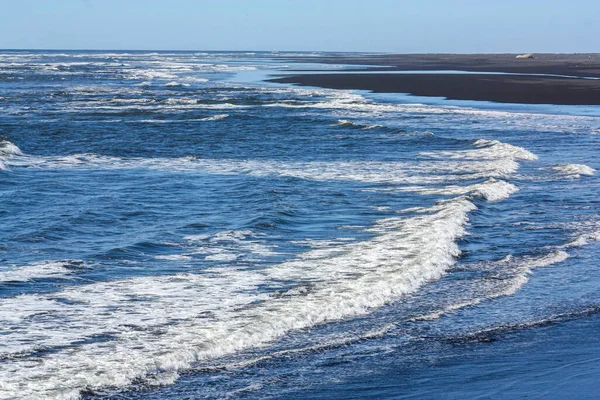 Прибережні хвилі з пухнастою білою піною. Серф в Ісландії — стокове фото