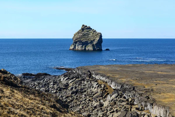 La historia solitaria de basalto en medio del océano. El sur de Islandia —  Fotos de Stock
