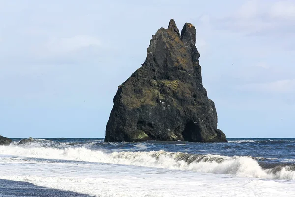 Η μοναχική ιστορία του βασάλτη στη μέση του ωκεανού. Νότια της Ισλανδίας — Φωτογραφία Αρχείου