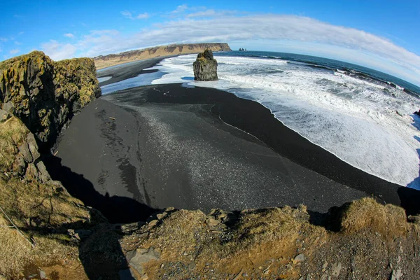 Ωκεάνια κύματα σπάνε σε παράκτιους βράχους και μαύρη αμμουδιά στην Ισλανδία — Φωτογραφία Αρχείου
