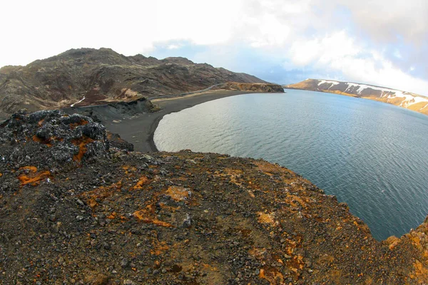 アイスランドの美しい穏やかな湖と火山の土壌 — ストック写真