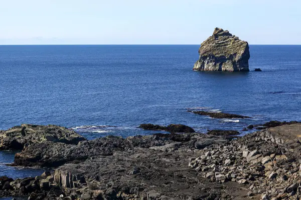 La solitudine del basalto in mezzo all'oceano. Il Sud dell'Islanda — Foto Stock