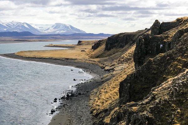 Ein schöner ruhiger See und der vulkanische Boden in Island — Stockfoto