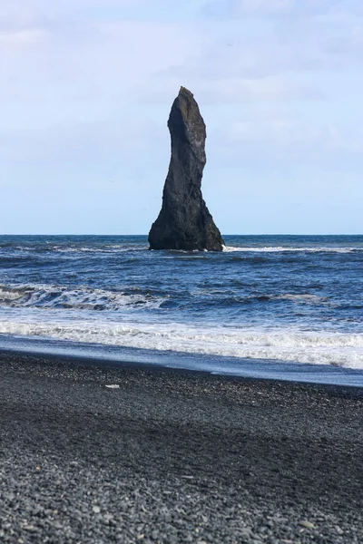 La historia solitaria de basalto en medio del océano. El sur de Islandia —  Fotos de Stock