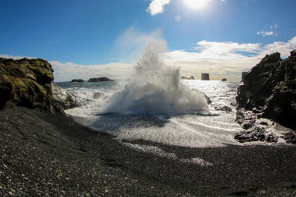 アイスランドの海岸岩で泡が壊れ海の波 — ストック写真