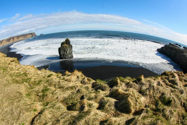 Ο ψηλός βράχος στην ακτή του Ατλαντικού Ωκεανού στην Ισλανδία — Φωτογραφία Αρχείου