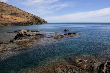 İzlanda 'da Atlantik Okyanusu' nun kayalık kıyıları. Arkaplan için büyük güzel taşlar