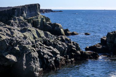 Akdeniz 'in kayalık kıyıları. Şeffaf berrak su