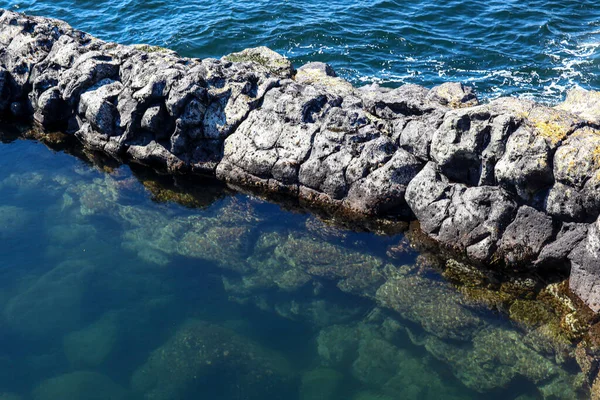 Skaliste wybrzeże Oceanu Atlantyckiego w Islandii. Duże piękne kamienie na tle — Zdjęcie stockowe