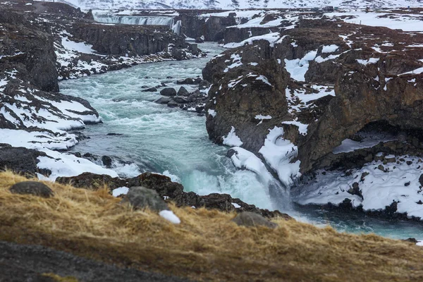 Ett litet vattenfall i en smal flodravin på Island — Stockfoto