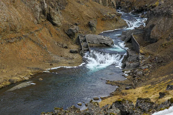 Een kleine waterval in een smalle rivierkloof in IJsland — Stockfoto