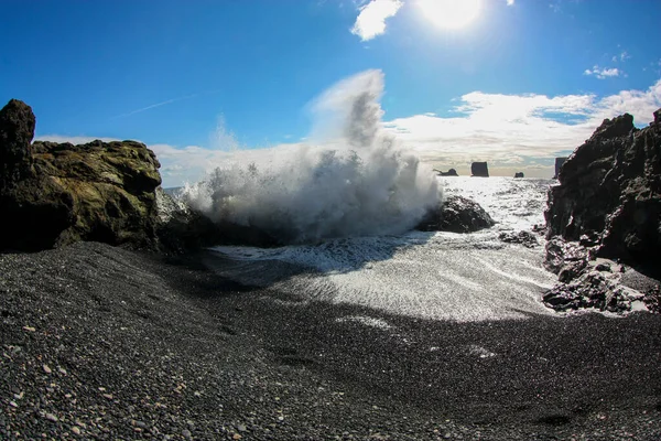 Ωκεάνια κύματα σπάνε σε παράκτιους βράχους και μαύρη αμμουδιά στην Ισλανδία — Φωτογραφία Αρχείου