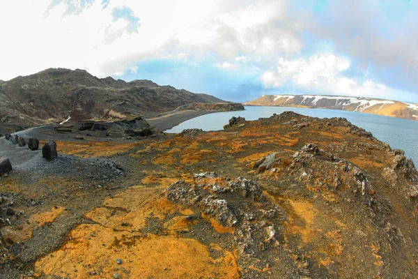アイスランドの美しい穏やかな湖と火山の土壌 — ストック写真