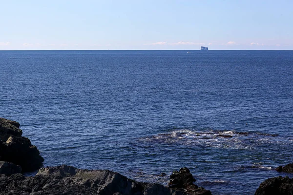 Isola isolata solitaria nell'oceano Atlantico nel nord dell'Islanda . — Foto Stock