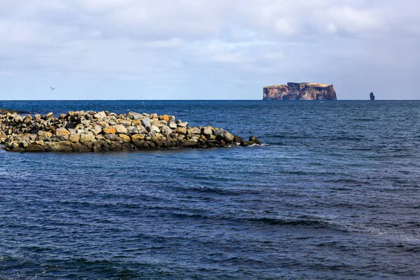 Isla solitaria en el océano Atlántico en el norte de Islandia . —  Fotos de Stock