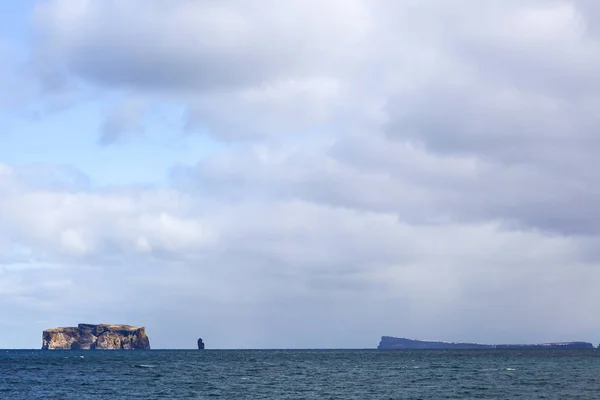 Isola isolata solitaria nell'oceano Atlantico nel nord dell'Islanda . — Foto Stock