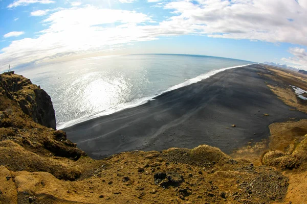 Ωκεανό κύμα με αφρό στη μαύρη άμμο στη νότια Ισλανδία — Φωτογραφία Αρχείου