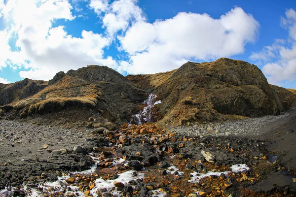 アイスランドの小さな滝。地面に横たわる火山岩 — ストック写真