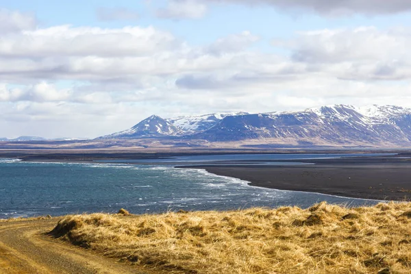 Wunderschöne schneebedeckte Berge auf dem Meer in Island. Regenwetter — Stockfoto