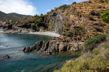 Omuzlarında parlak elementler olan şeffaf bir elbiseyle geçmişe dönük bir kızın eski moda portresi..