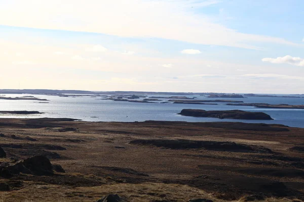 De drukte van groot water in de oceaan. Prachtige natuur van IJsland. De rotsen in de verte — Stockfoto