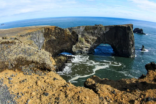 Όμορφος γκρεμός βασάλτη στον ωκεανό στη νότια Ισλανδία — Φωτογραφία Αρχείου