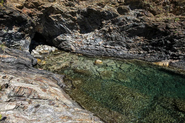 Die wunderschöne Bucht des Mittelmeeres mit kristallklarem Wasser und Klippen — Stockfoto