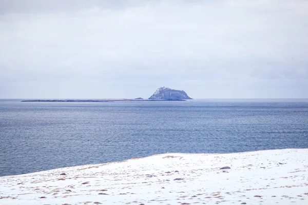 La costa dell'oceano e le splendide montagne innevate all'orizzonte. Il paesaggio dell'Islanda — Foto Stock