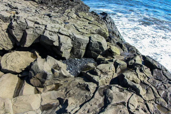 Schöne Basaltklippe am Meer im Süden Islands — Stockfoto