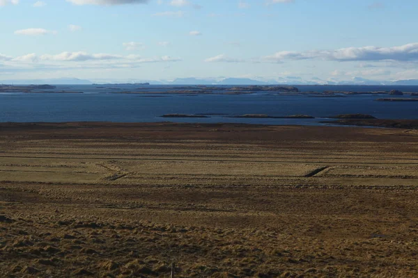 Lo scorrere delle grandi acque nell'oceano. Bellissima natura dell'Islanda. Le rocce in lontananza — Foto Stock