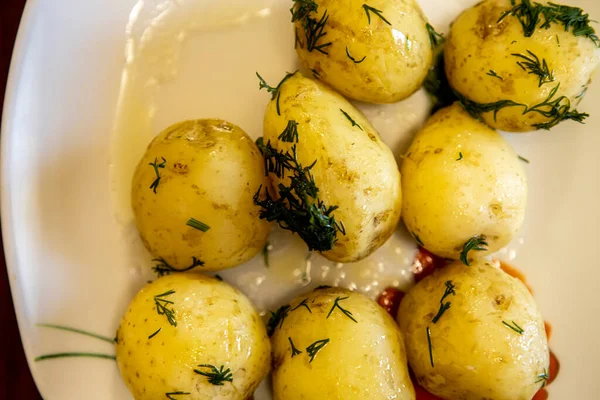 Jeunes pommes de terre bouillies sur un plateau. Délicieux déjeuner de légumes maison — Photo